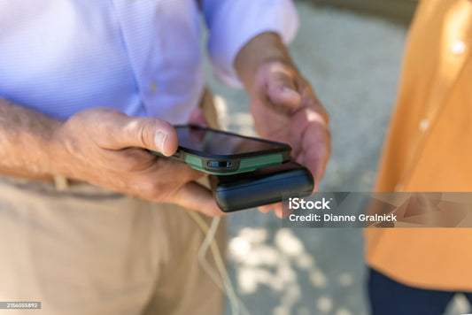 Powerbanks & randos/treks : poids vs Wh, météo, cartes & frontales, routines anti-panne — LymobileShop 2025