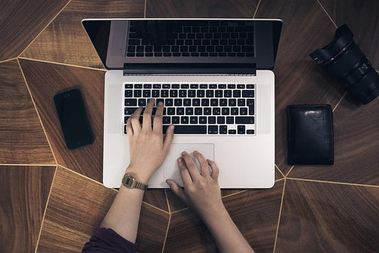 Laptops USB-C : 65–140–240 W (PD 3.1) — quel powerbank & câble choisir pour MacBook/Ultrabook en 2025 ?