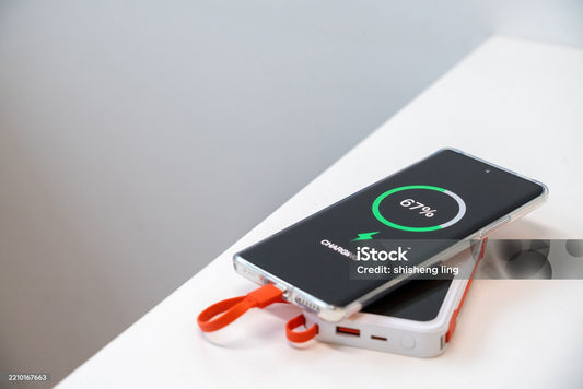 Charge sans fil VS filaire : quelle est la VRAIE différence d’autonomie pour une powerbank ? — Guide LymobileShop 2025