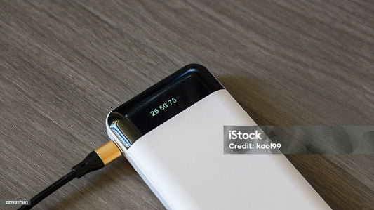 Lire une fiche technique de powerbank : mAh vs Wh, rendements, courbes de décharge, ports C1/C2, protections & certifications — LymobileShop 2025