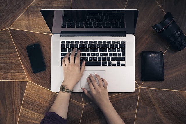 Laptops USB-C : 65–140–240 W (PD 3.1) — quel powerbank & câble choisir pour MacBook/Ultrabook en 2025 ?