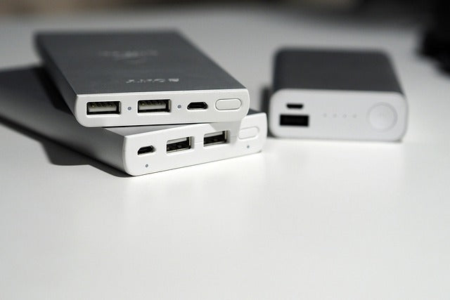 USB-C Power Delivery (PD 3.1) : comprendre les watts (20W, 45W, 65W, 100W, 140W, 240W) — Guide LymobileShop 2025